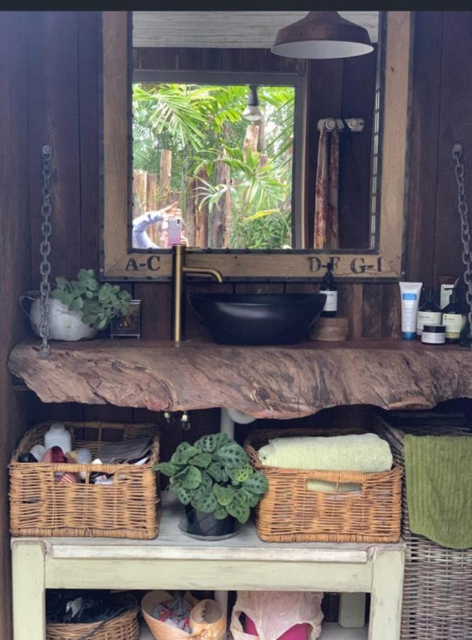 The Wake-up Call & Retreats - Noosa Hinterland Pomona