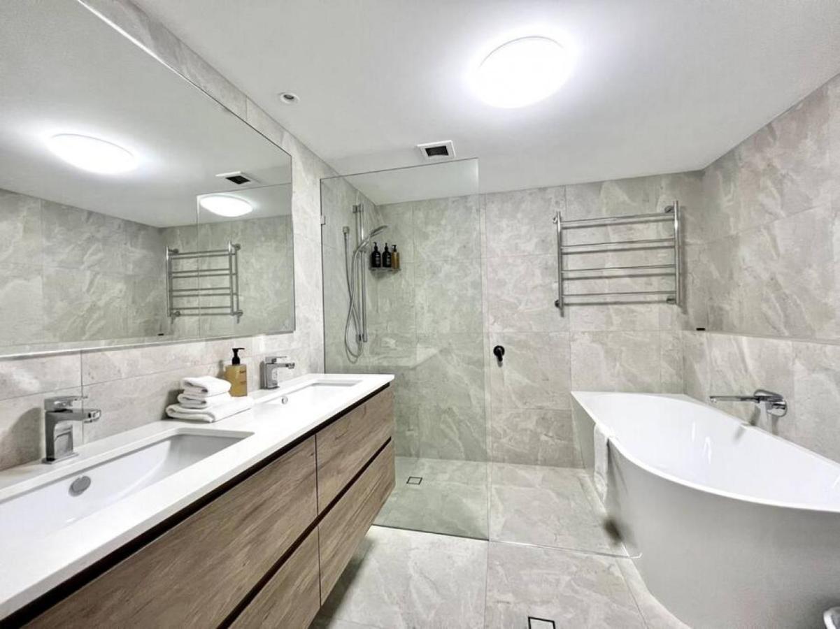 Apartment 7em Freshly Renovated Hastings Street 2 Bedroom Noosa Heads