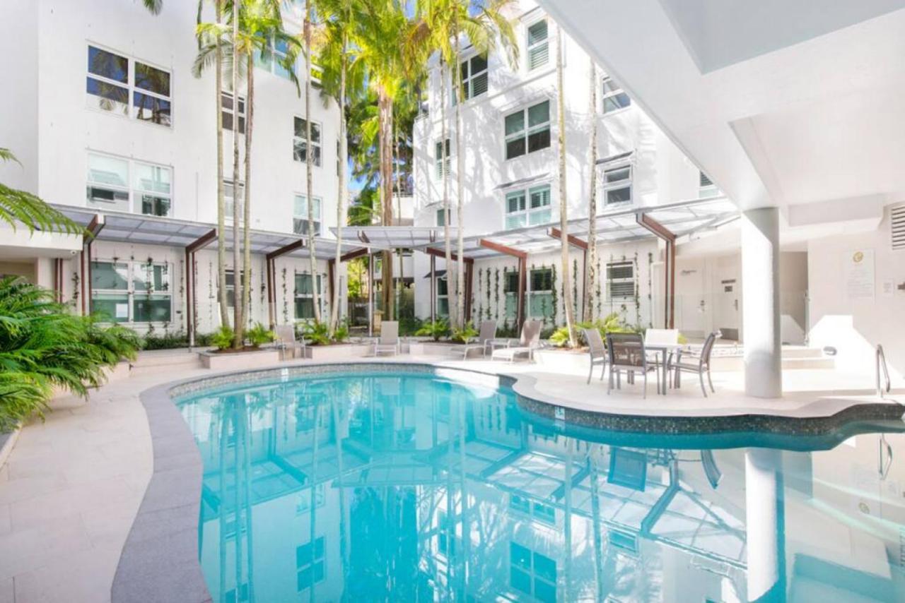 7em Freshly Renovated Hastings Street 2 Bedroom Apartment *