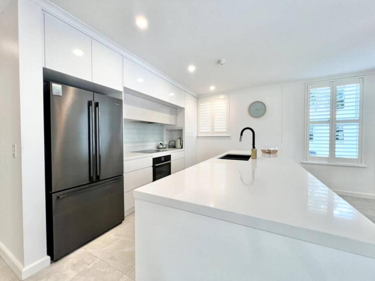 7em Freshly Renovated Hastings Street 2 Bedroom Apartment *
