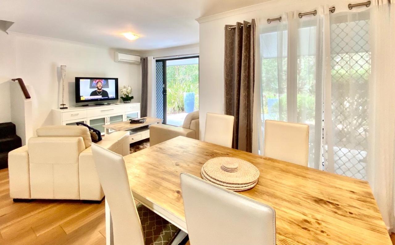 Retreat In Renovated 2 Bedroom Townhouse *