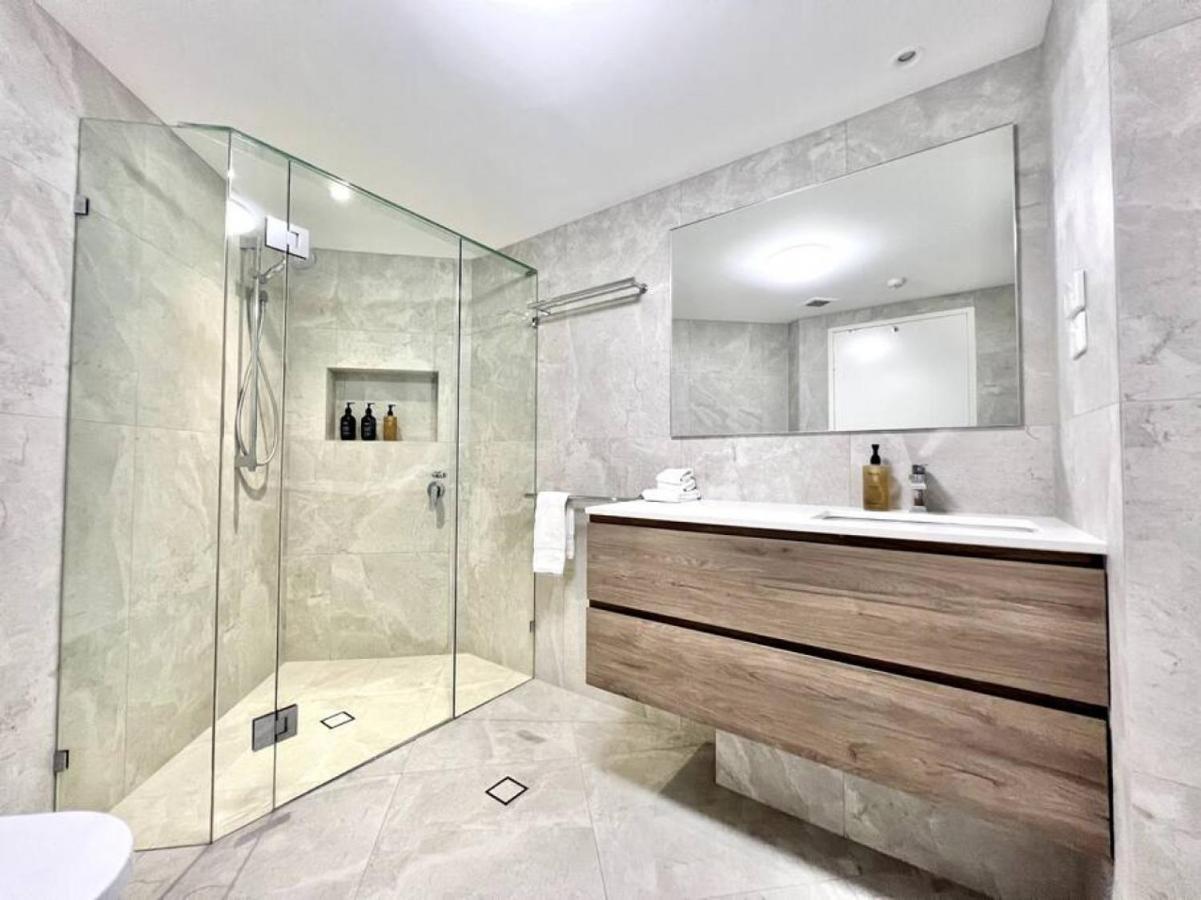 7em Freshly Renovated Hastings Street 2 Bedroom Apartment