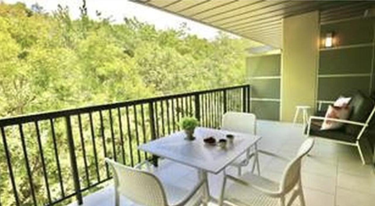 Tranquil Treetop Retreat Minutes From The Beach 7405 Apartment