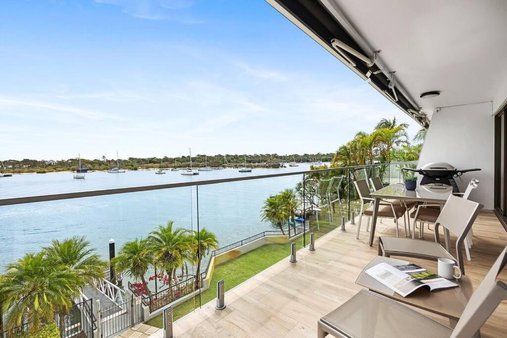 Commodore 5 Modern Waterfront Apartment