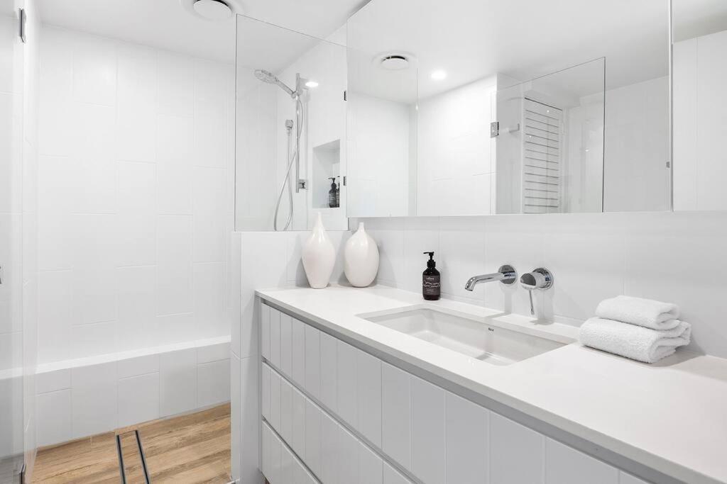 Commodore 5 Modern Waterfront Apartment Noosa Heads