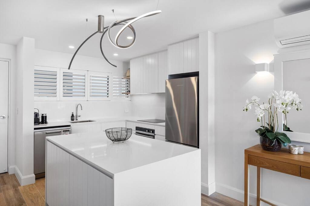 Commodore 5 Modern Waterfront Apartment *
