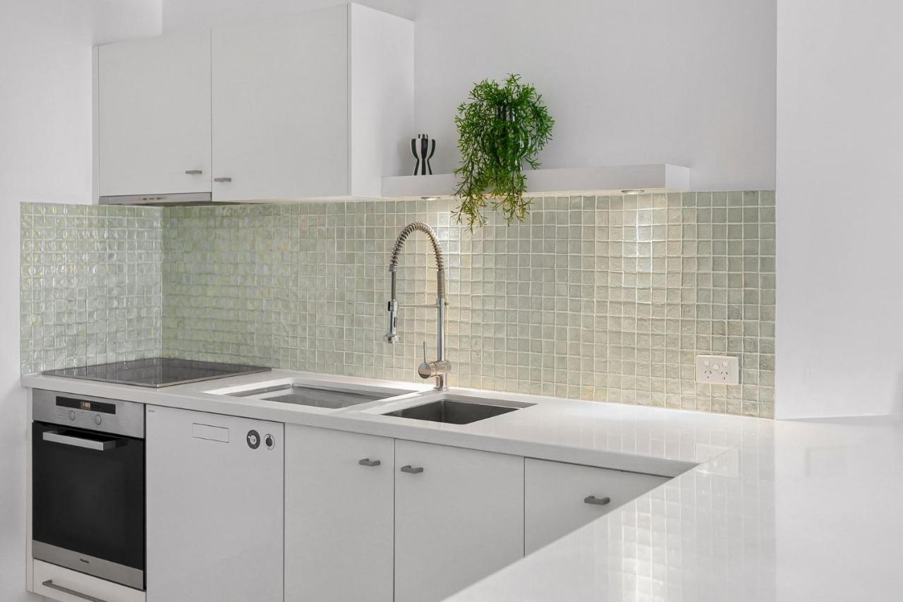 Location Stylish 3 Bed With Pool - Sunshine Apartment