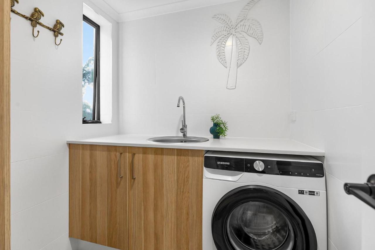 Location Stylish 3 Bed With Pool - Sunshine Apartment *