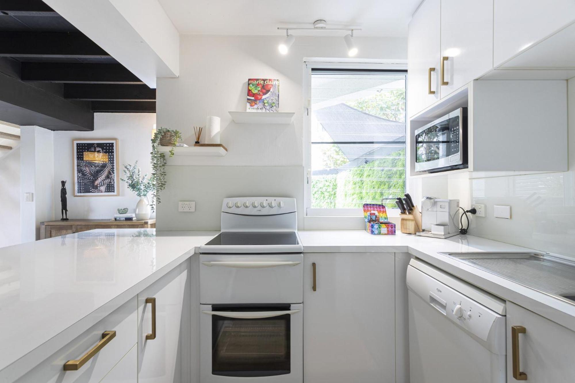 Beachside 2-bed House With Pool, Courtyard & Bbq Holiday home Sunshine Beach
