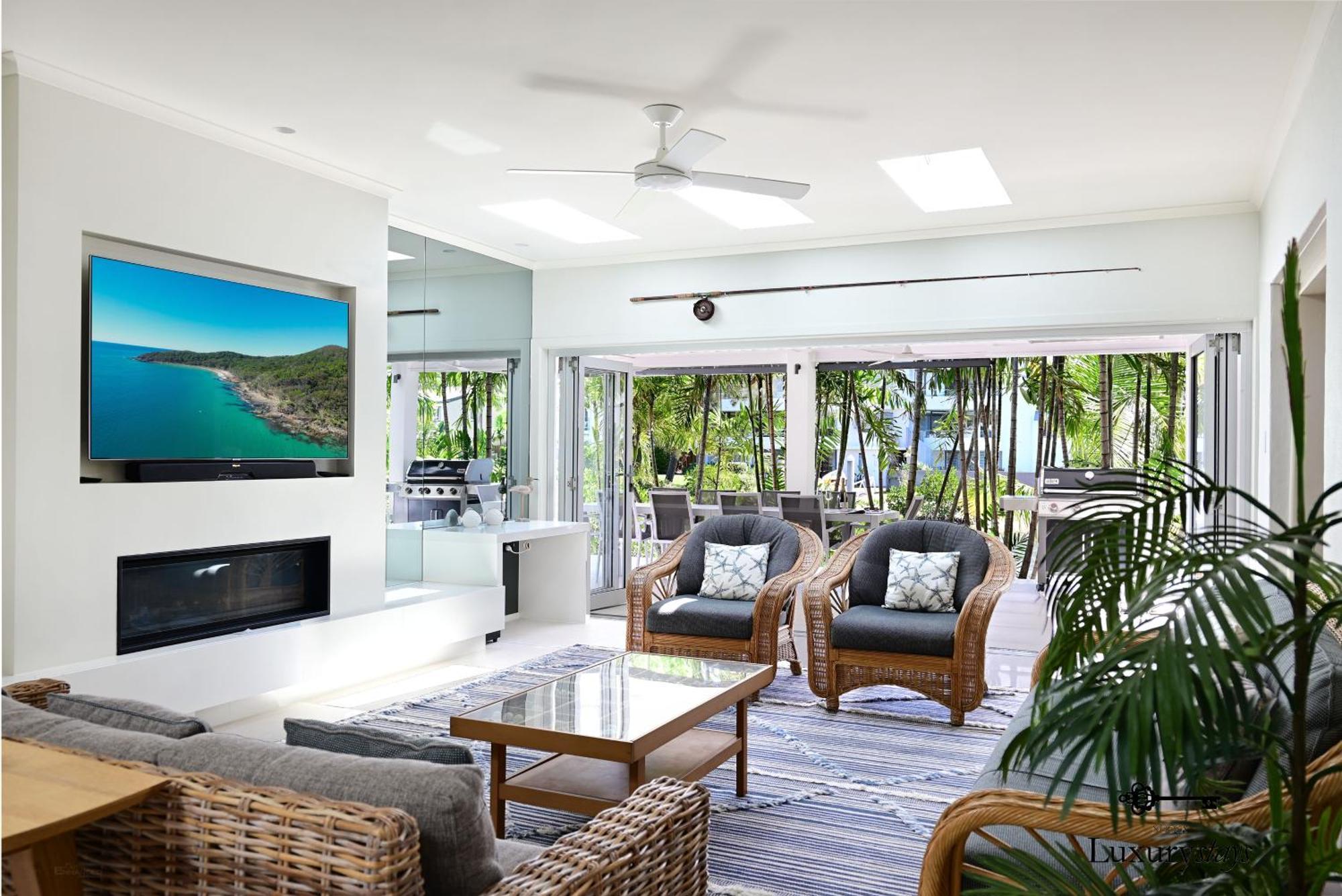 Holiday home 24 Cooran Court - Private Sandy And Pontoon