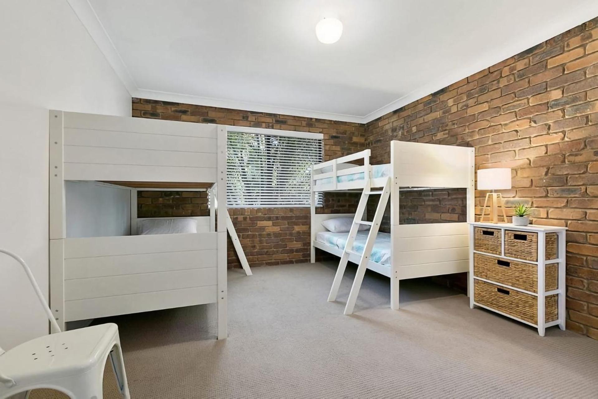Generous Family With 4 Bedrooms, Pool, Pet Friendly Holiday home