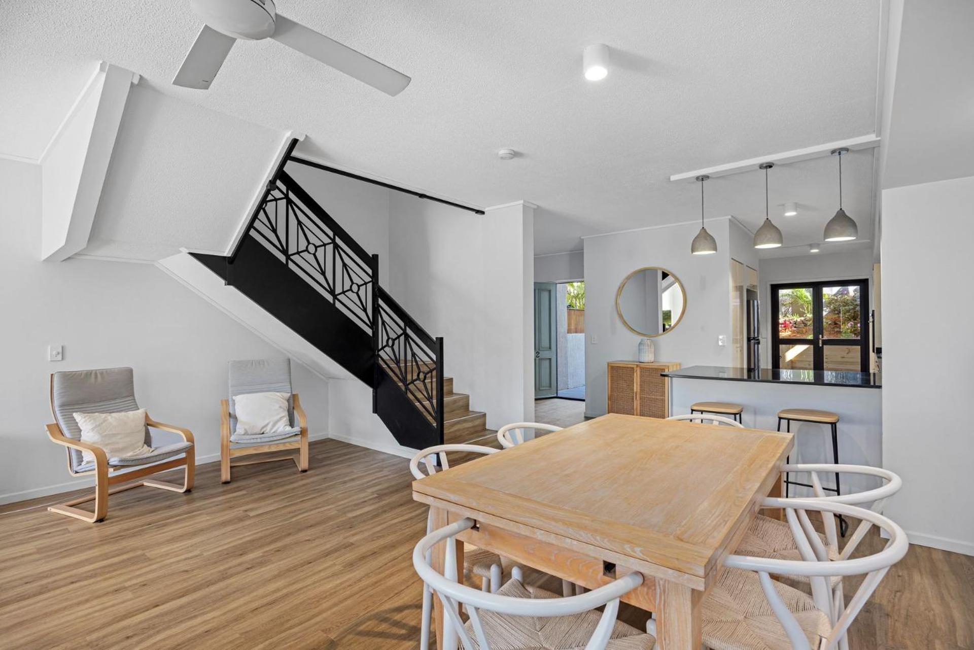 2 2 Orealla Crescent Sunrise Apartment *