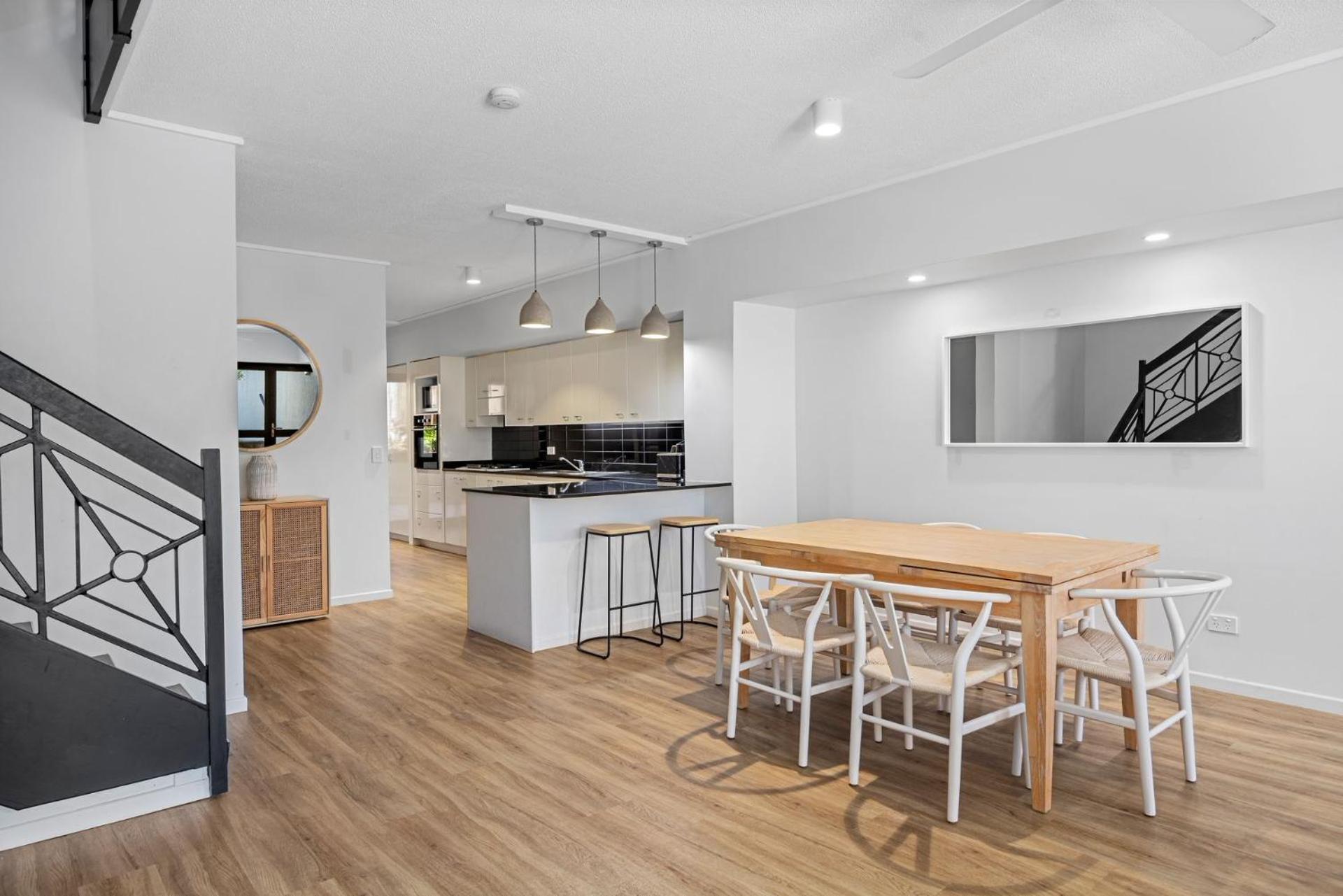 2 2 Orealla Crescent Sunrise Apartment *