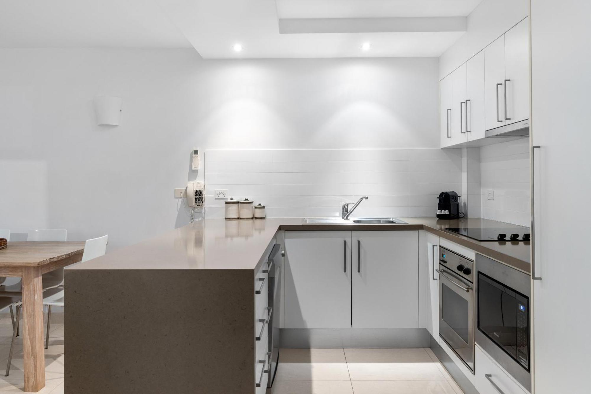 Fairshore 12: Absolute Beachfront, Direct Beach & Pool Access Noosa Heads
