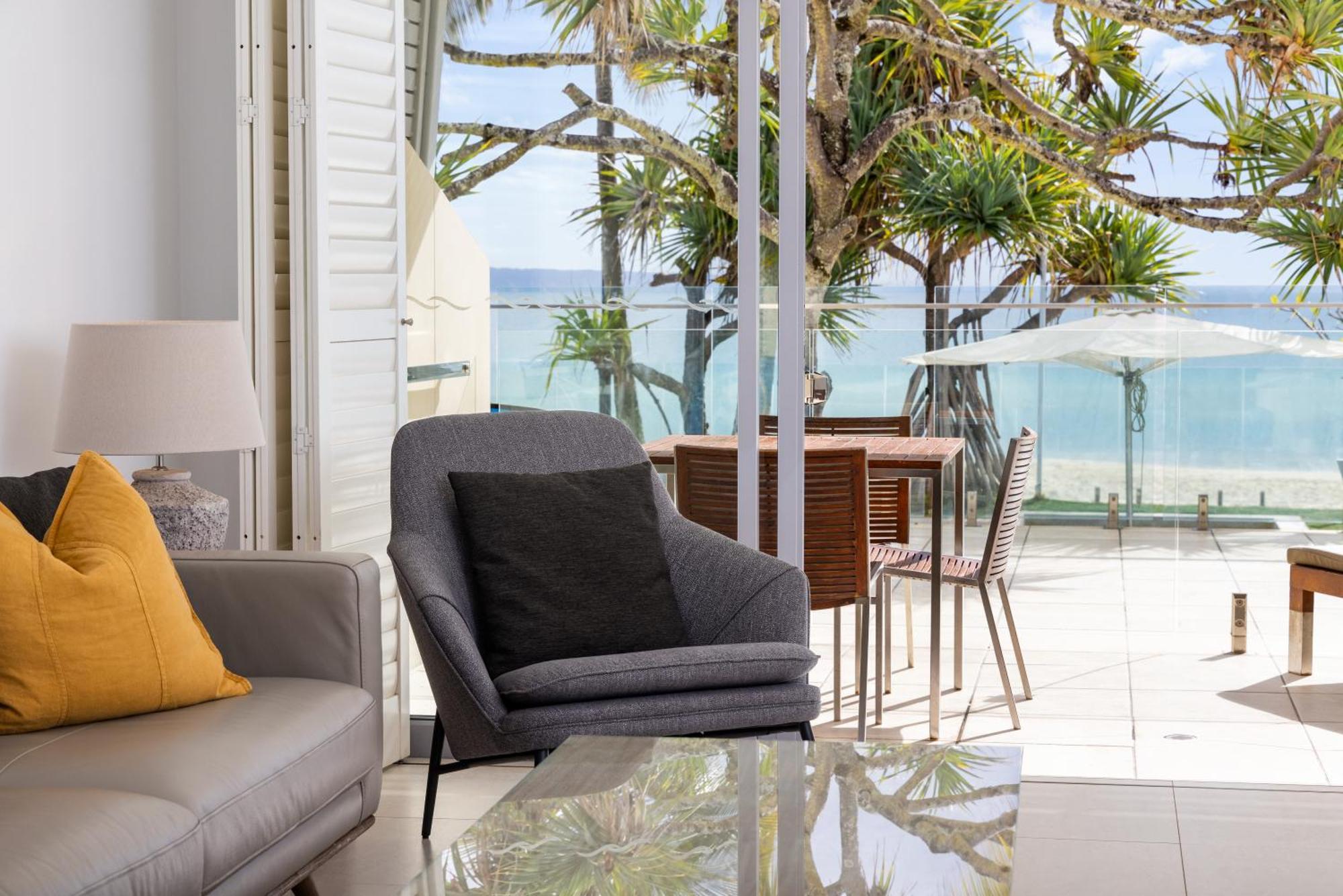 Holiday home Fairshore 12: Absolute Beachfront, Direct Beach & Pool Access *