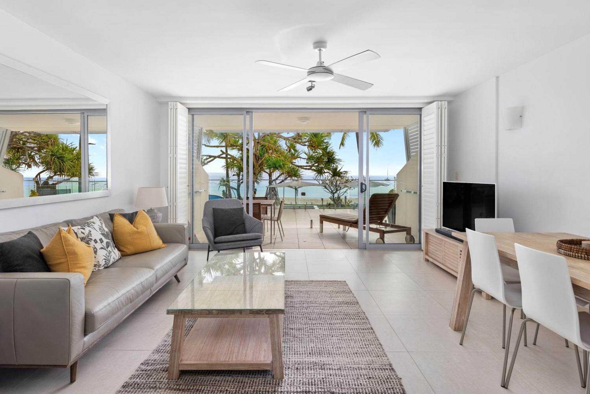 Holiday home Fairshore 12: Absolute Beachfront, Direct Beach & Pool Access Noosa Heads