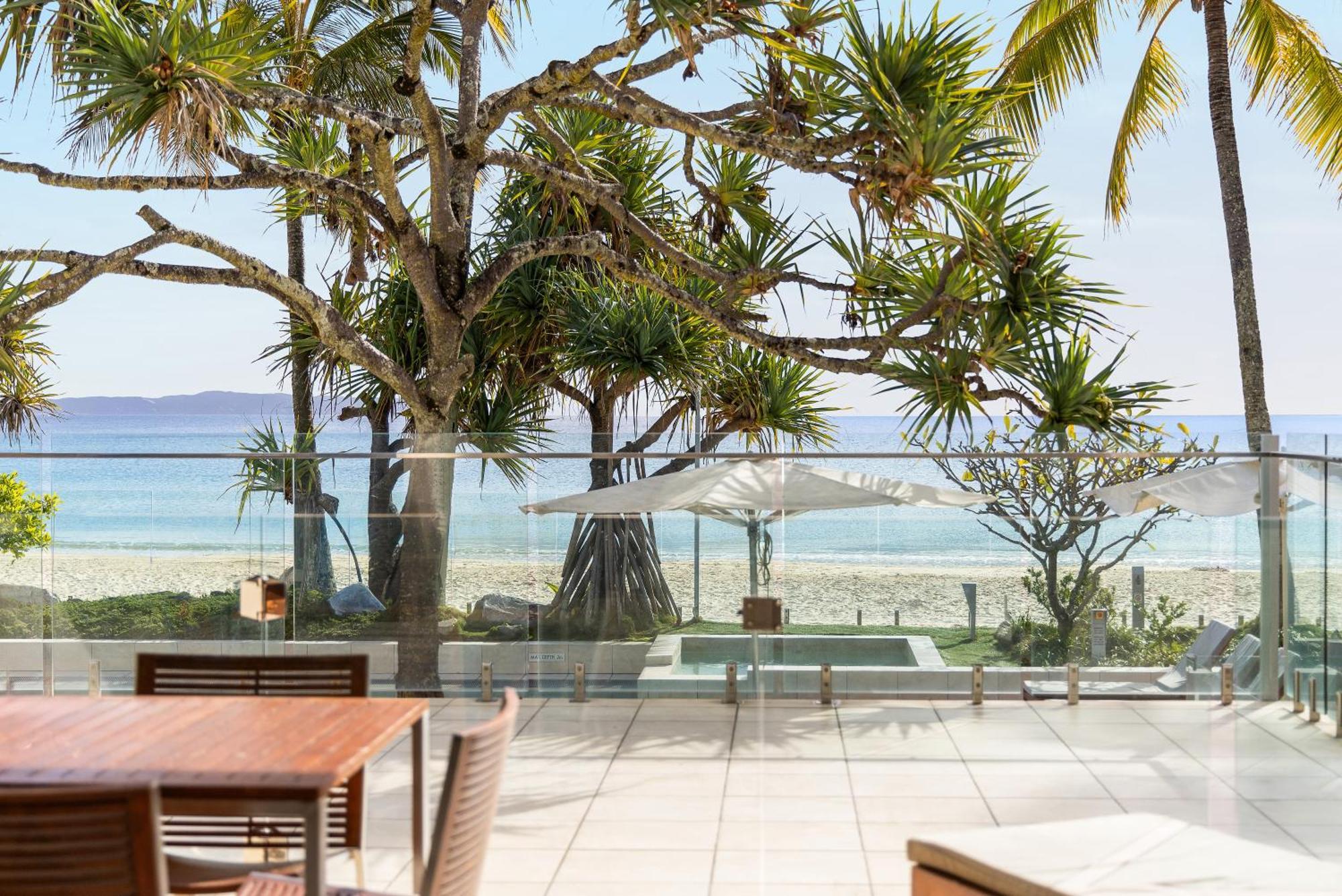 Fairshore 12: Absolute Beachfront, Direct Beach & Pool Access Holiday home *