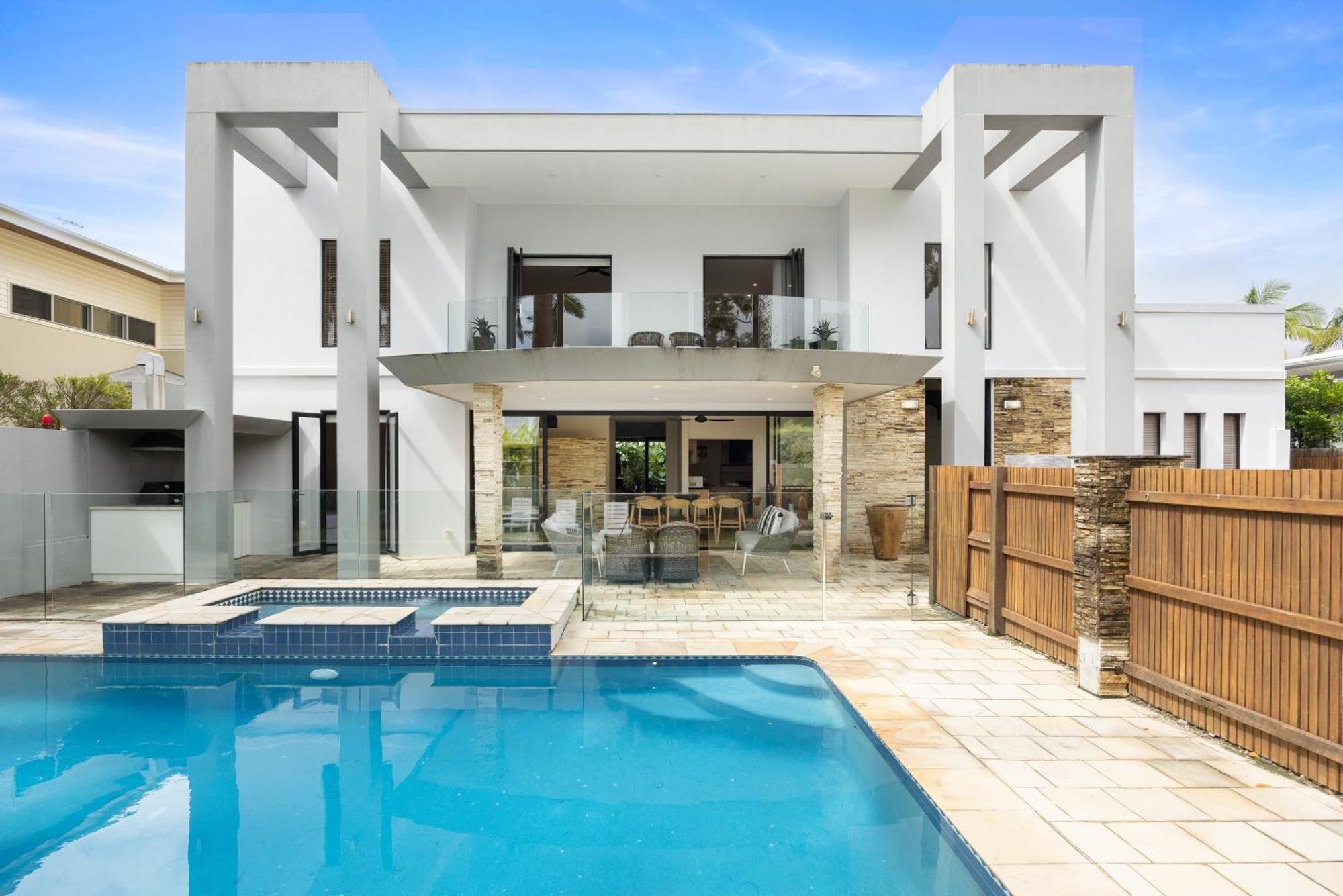 Luxury & Poolside Bliss Near Beach Noosa Heads
