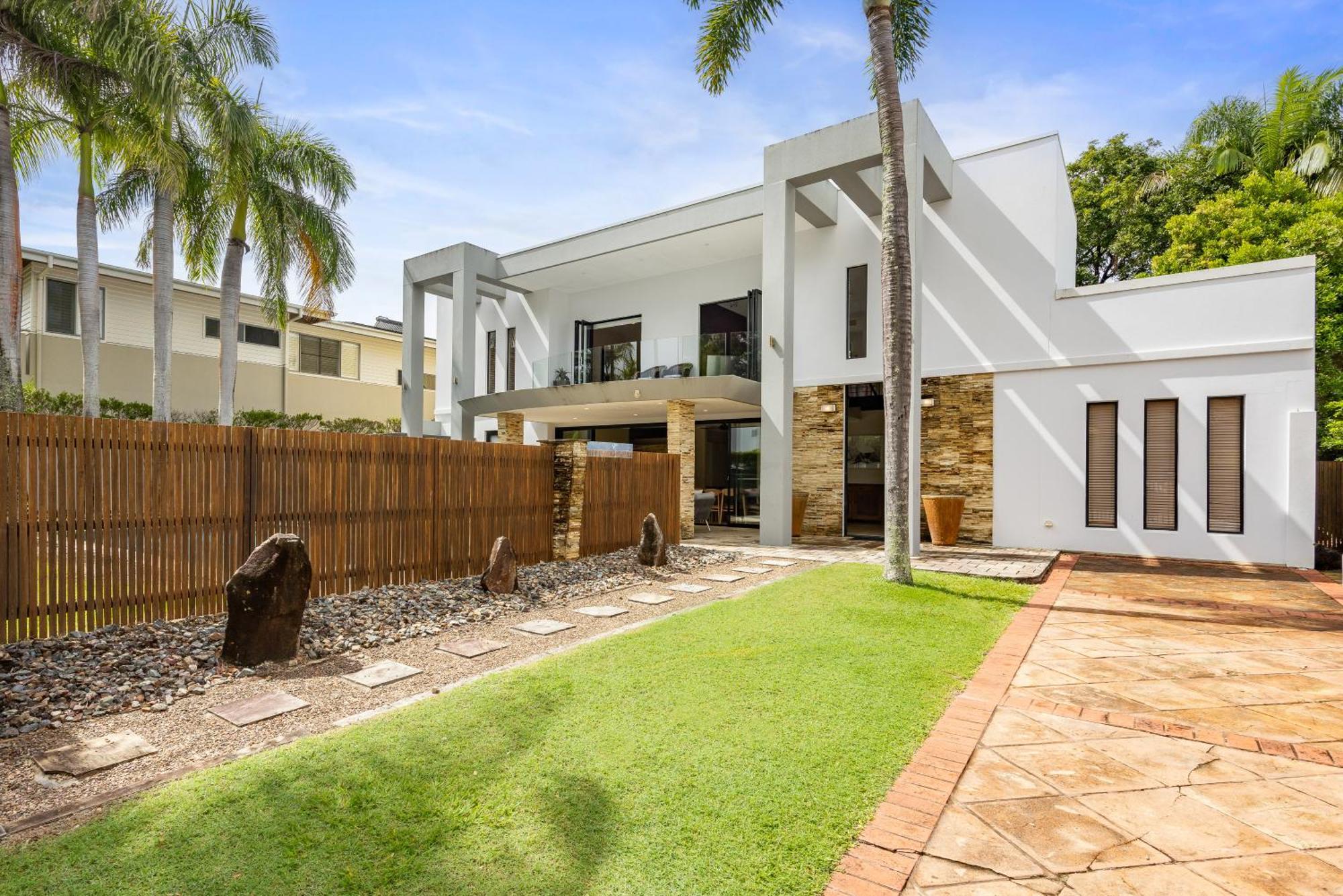 Luxury & Poolside Bliss Near Beach *