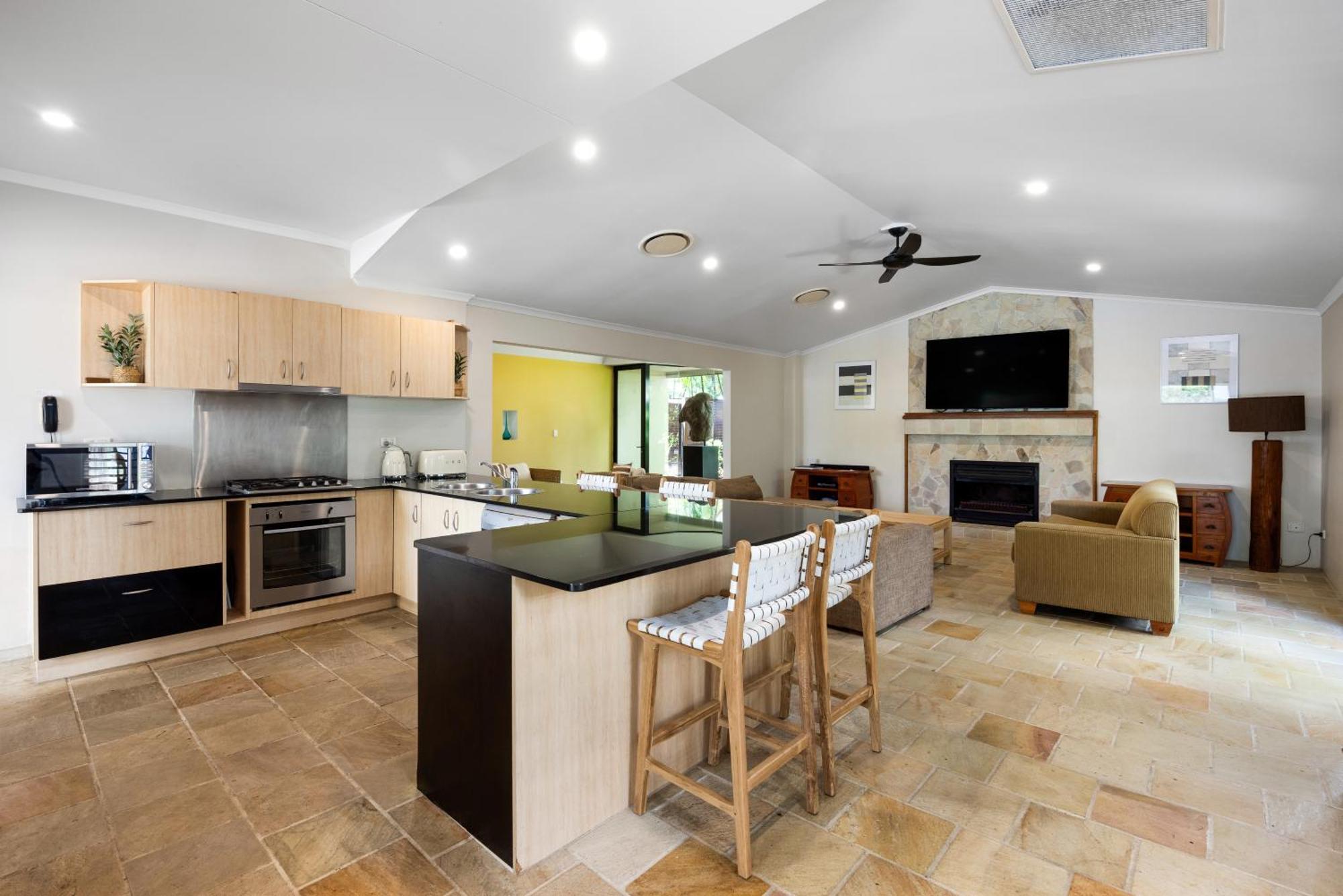 Luxury & Poolside Bliss Near Beach Holiday home
