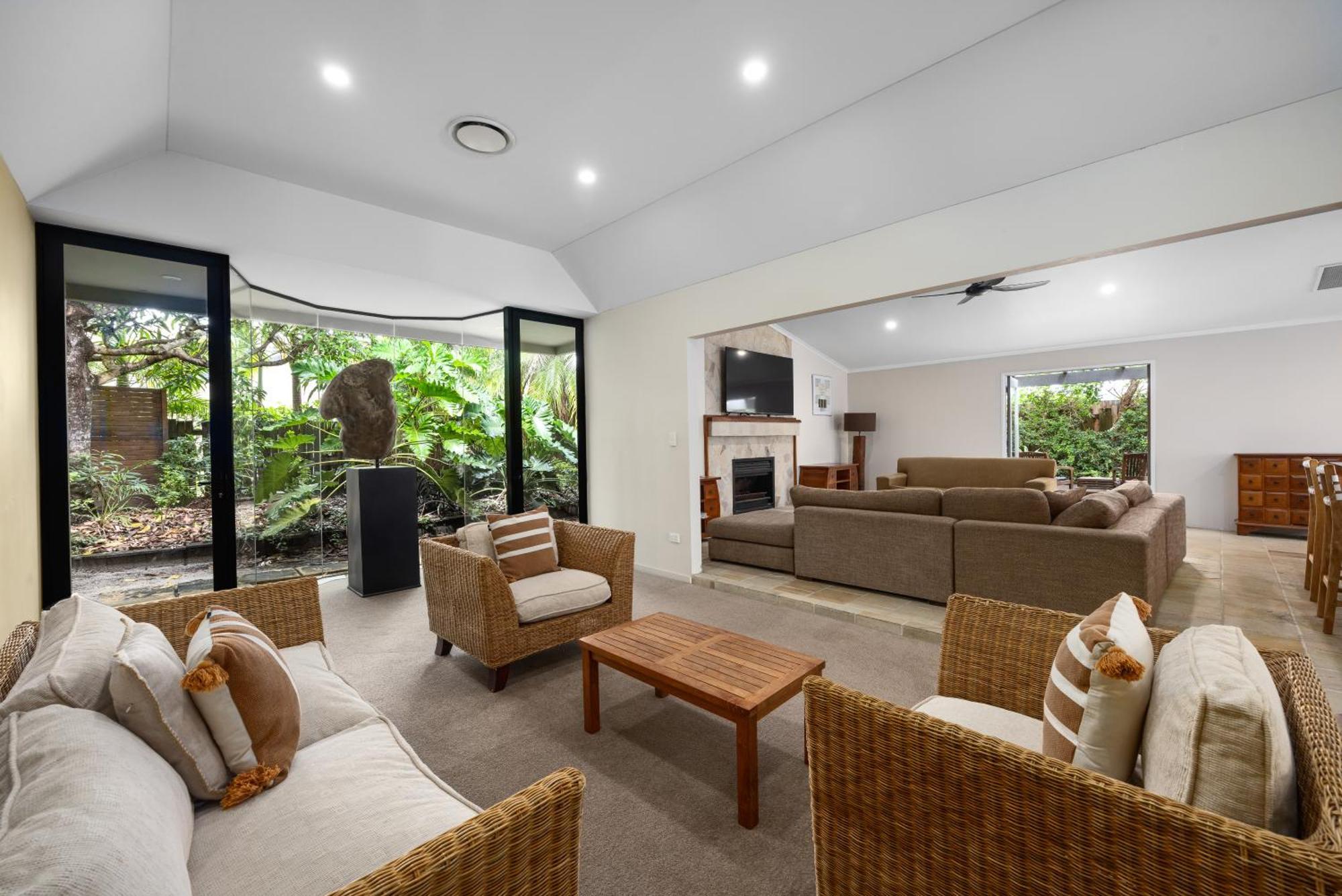 Luxury & Poolside Bliss Near Beach Holiday home