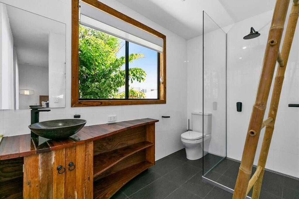 Pet Friendly Tropical Escape In Sunshine Apartment