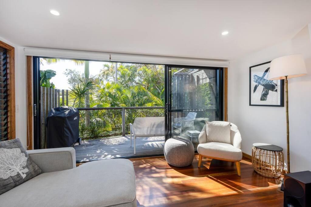Pet Friendly Tropical Escape In Sunshine Apartment *