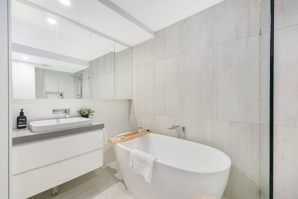 Hampton's Style Retreat In Noosa's Heart