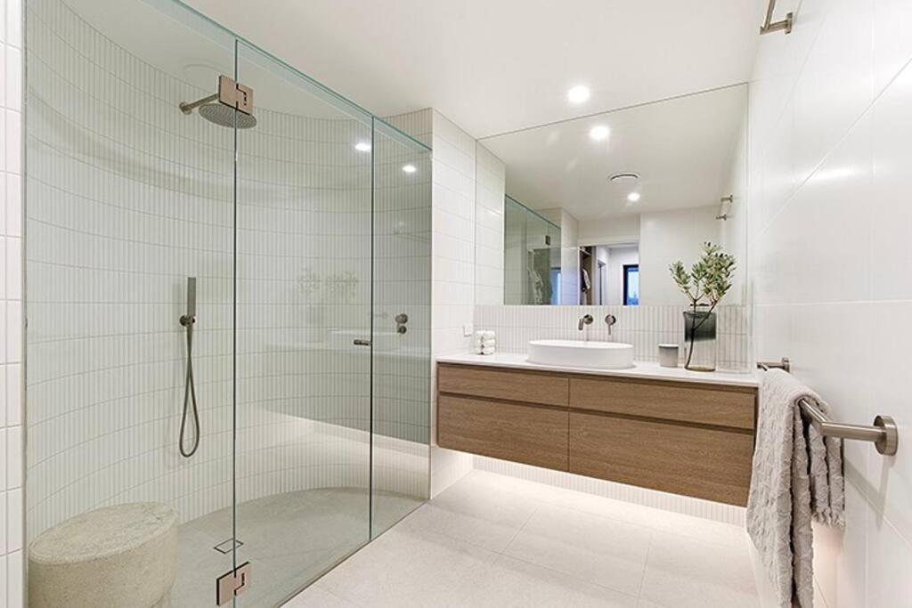 Apartment 'sunrise Luxury Retreat, Easy Walk To Sunrise Beach