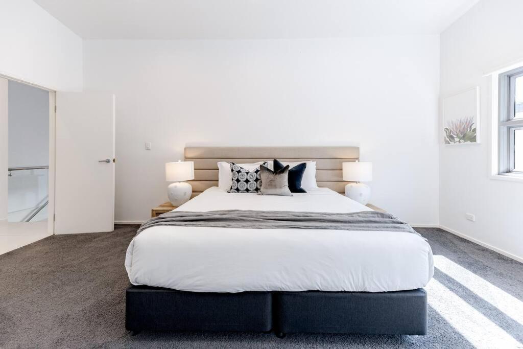 Sleek & Stylish Family House ~ Near Junction Noosa Heads