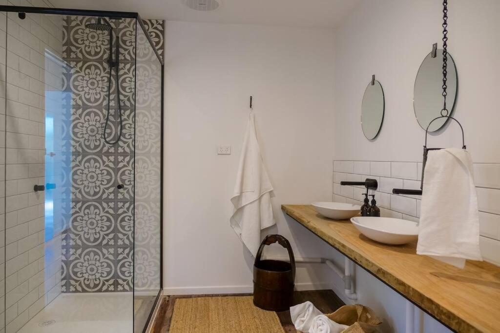 The River Shack, Vintage Luxe, Right Beside River Casa de férias