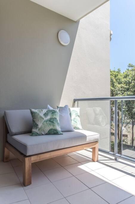 Heart Of Sunshine, Spacious With Pool & Garden Apartment