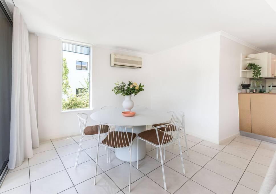 Apartment Heart Of Sunshine, Spacious With Pool & Garden