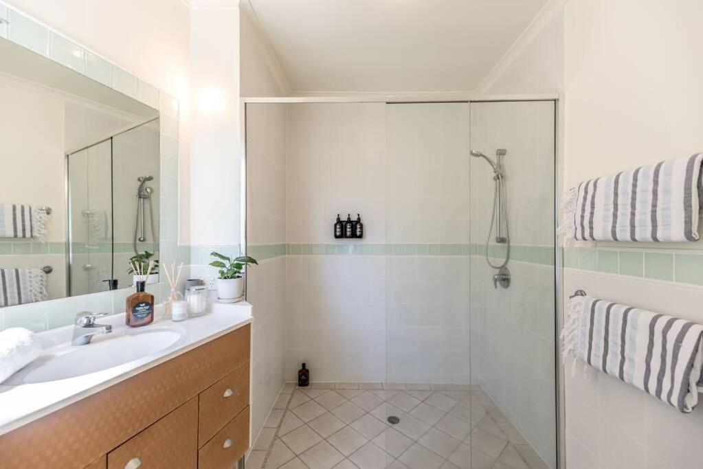 Heart Of Sunshine, Spacious With Pool & Garden