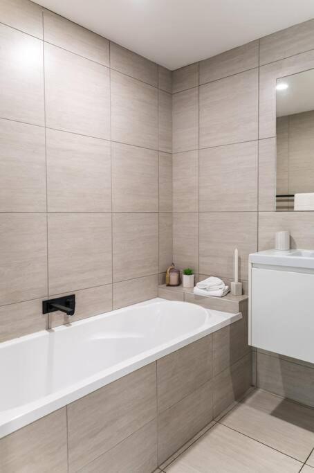 10 Andari, Sunshine ~ Beachside Luxury Sunshine Beach