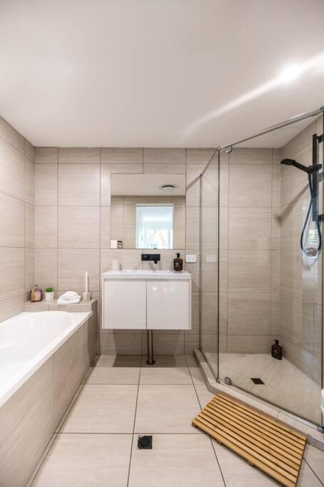 10 Andari, Sunshine ~ Beachside Luxury Apartment *