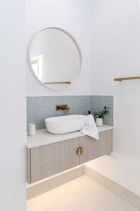 Apartment Coastal Luxe With Pool ~ Walk To Noosa River Noosaville