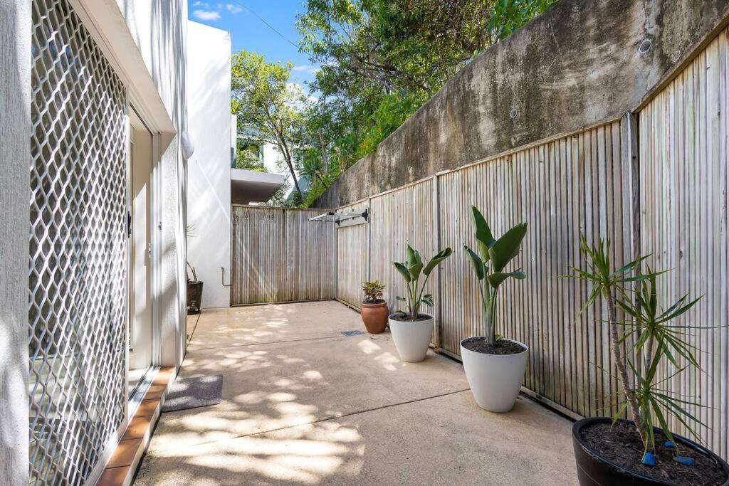 The Sunshine ~ 2 Min Walk To Village & Apartment Sunshine Beach