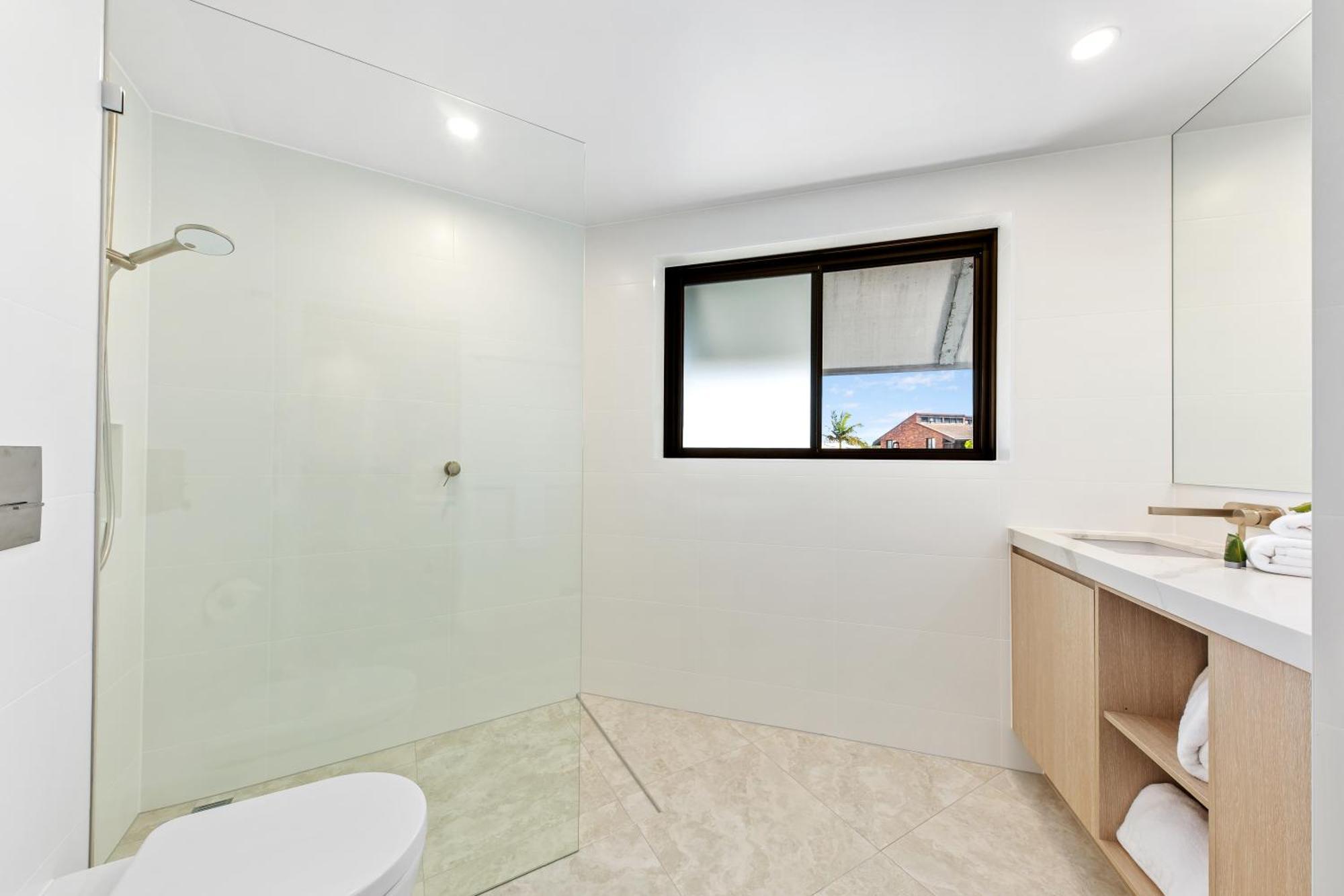Modern Aqua Haven With Pool Pisces 5 *