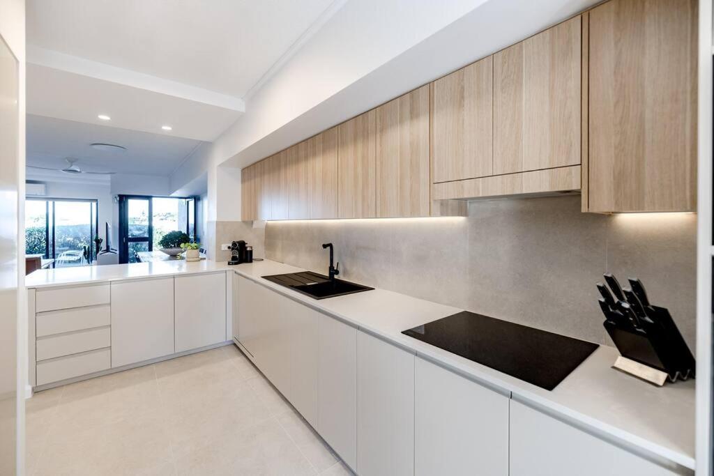 Pooch Friendly Renovated Retreat With Views