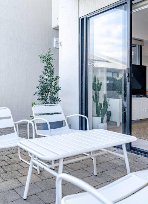 Pooch Friendly Renovated Retreat With Views Sunrise Beach