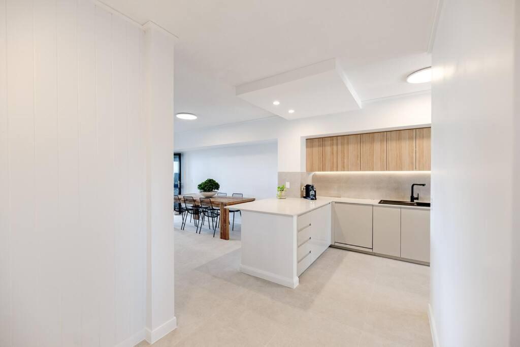 Pooch Friendly Renovated Retreat With Views * Sunrise Beach