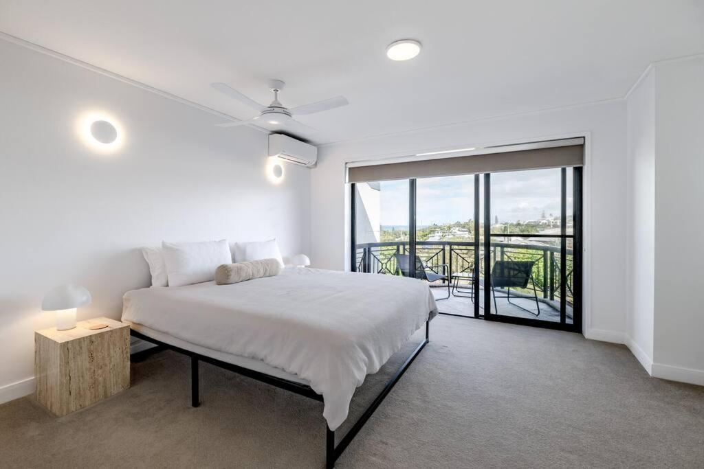 Pooch Friendly Renovated Retreat With Views
