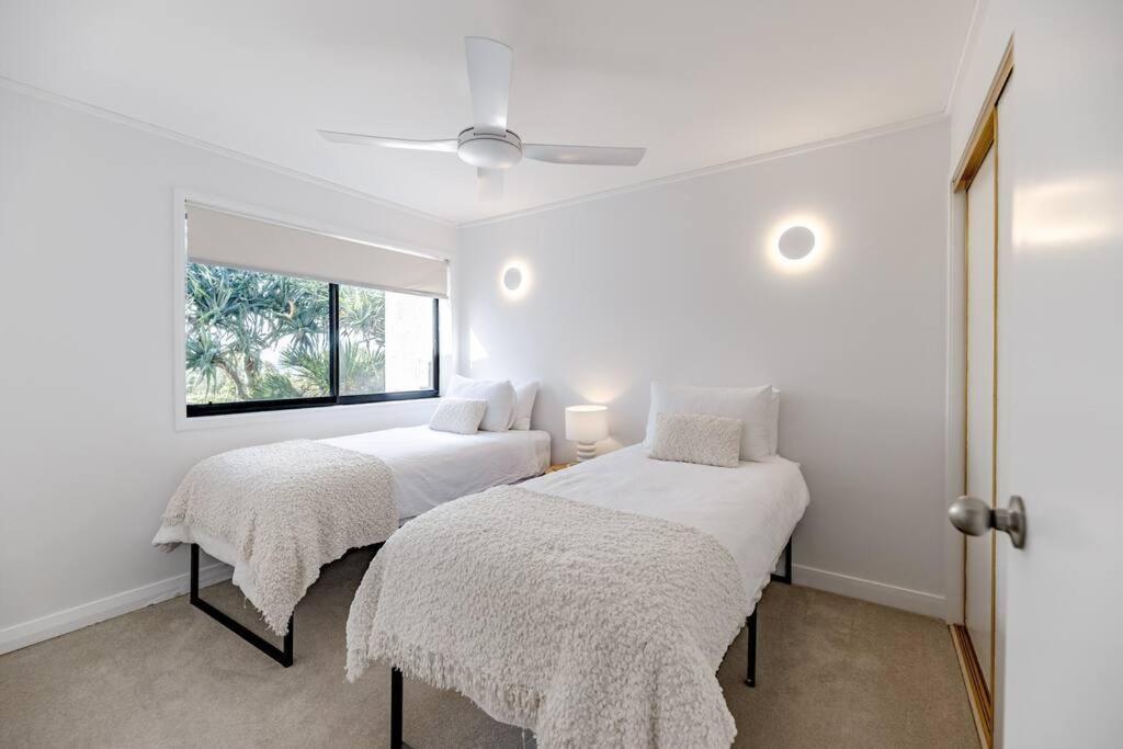 Pooch Friendly Renovated Retreat With Views *