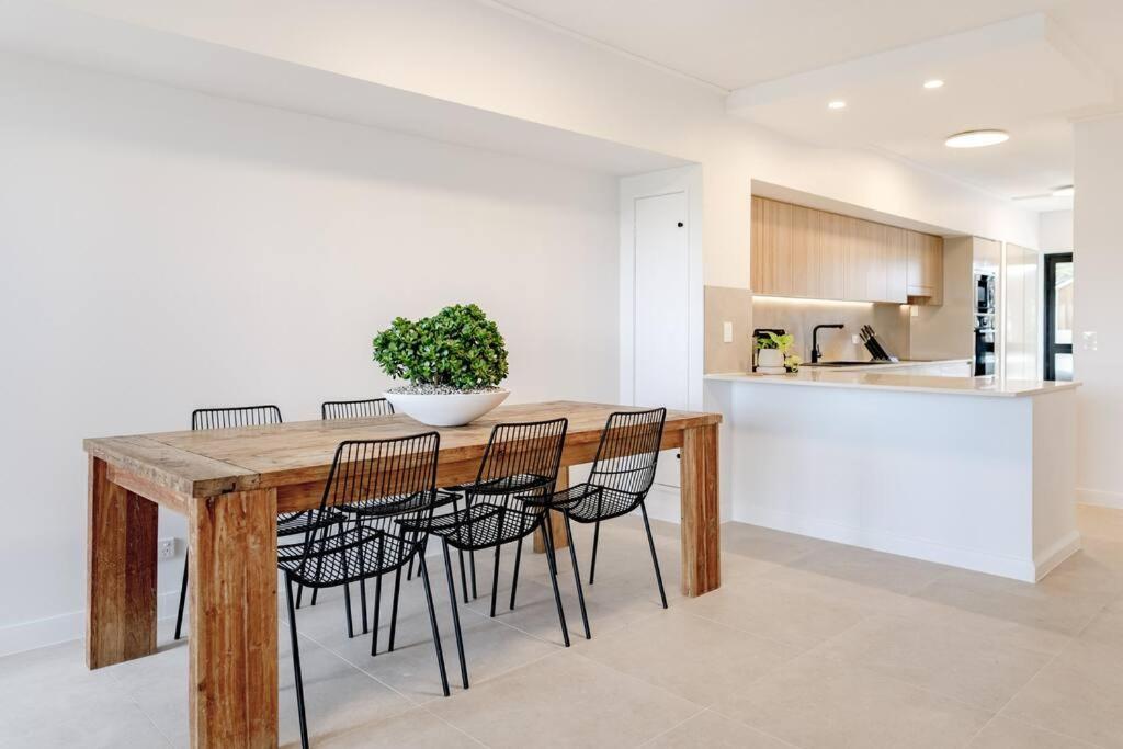 Pooch Friendly Renovated Retreat With Views Sunrise Beach