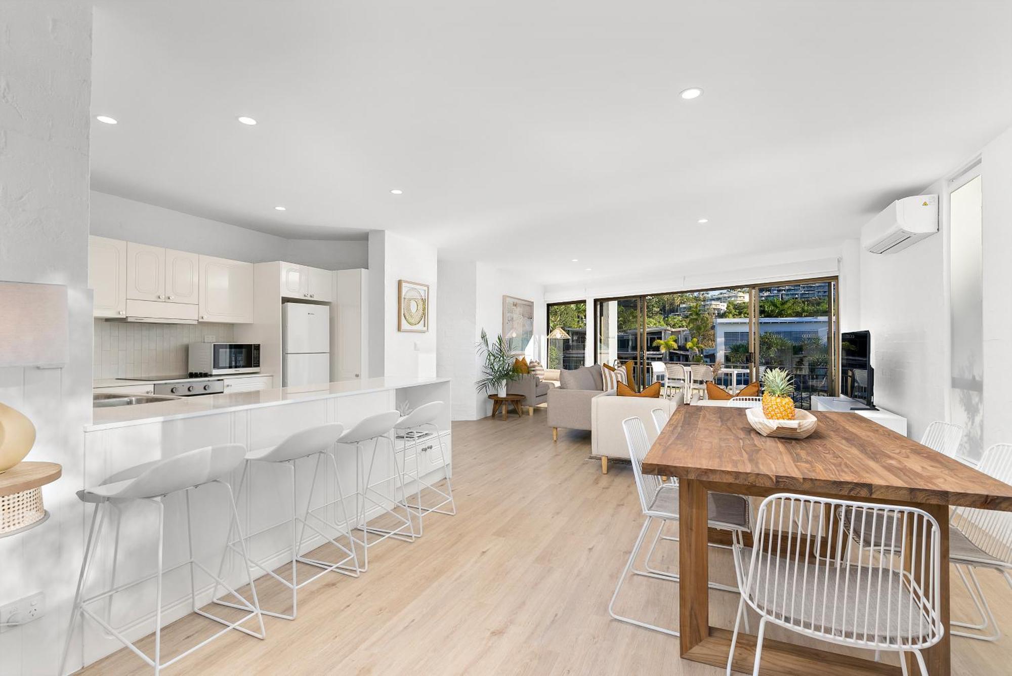 Mid-level Riverfront 2 Bedroom Steps From Hastings Street - By