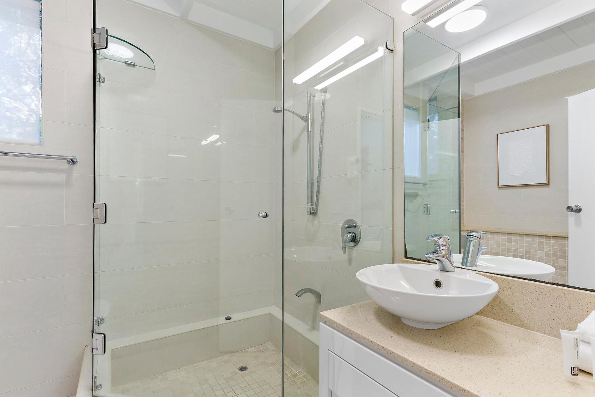 Ground-level Riverfront 2 Bedroom Steps From Hastings Street - By Apartamento *