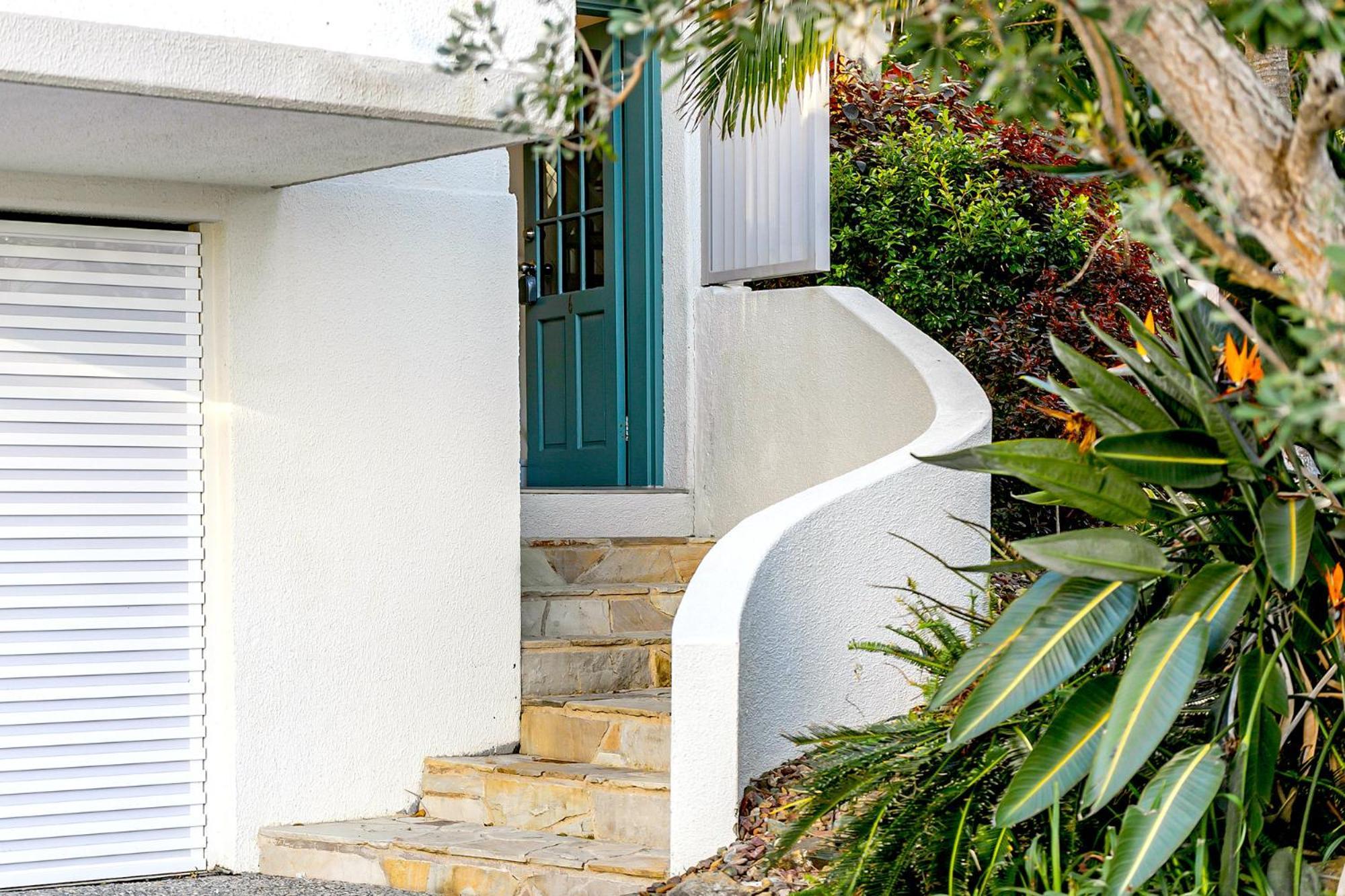 2-bed Coastal Haven With Pool By Sunshine Holiday home