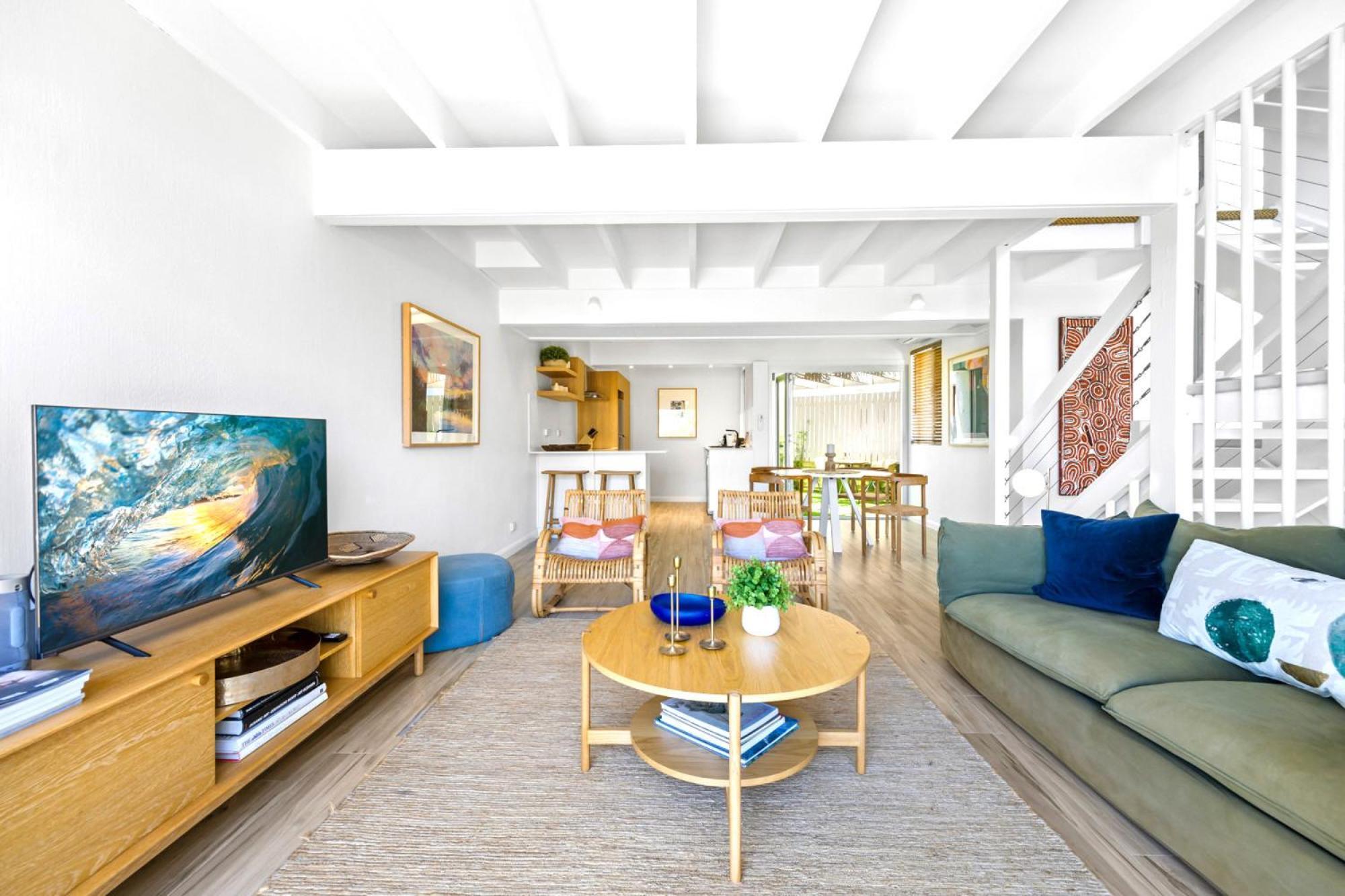 2-bed Coastal Haven With Pool By Sunshine