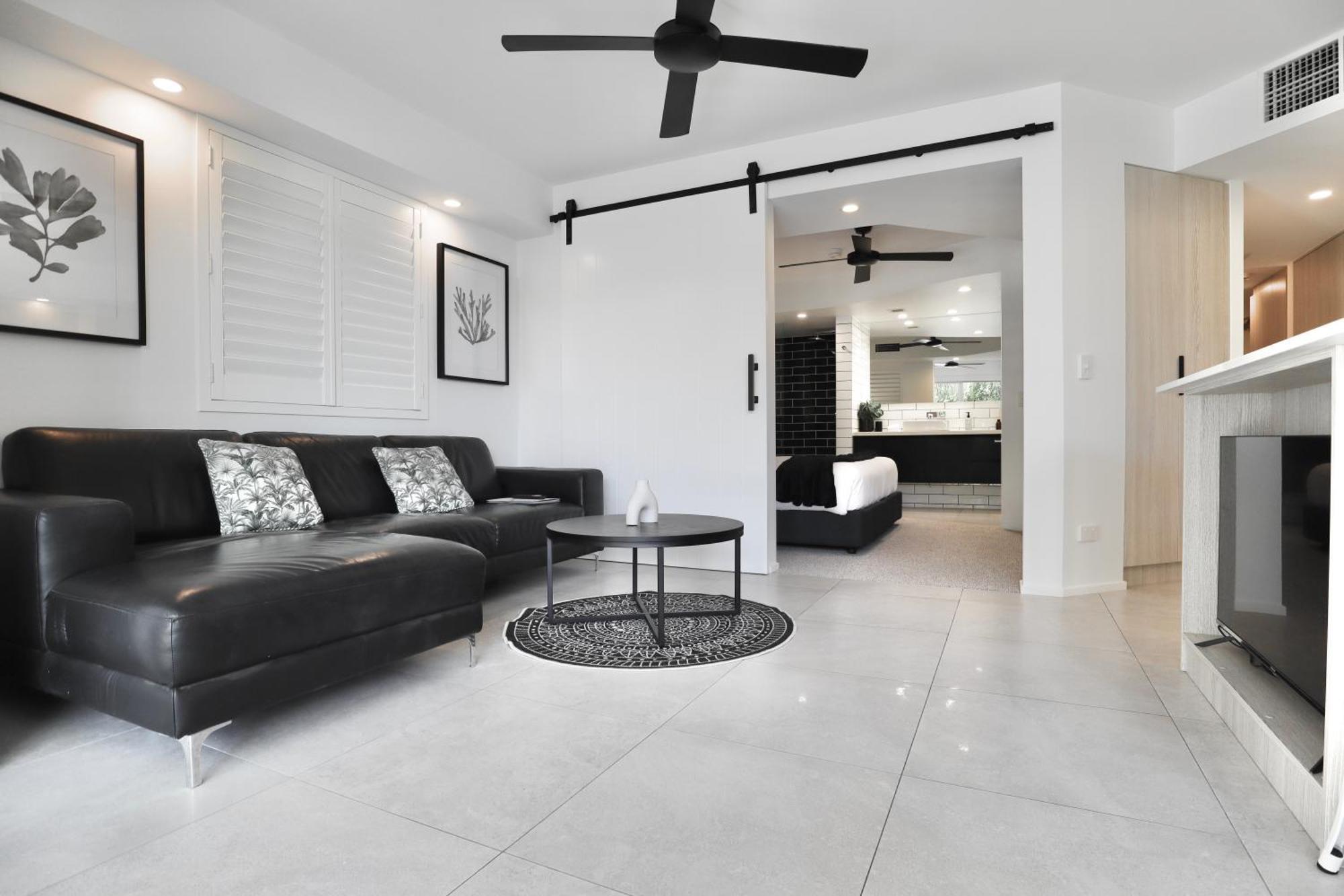 225 2 Bedroom Garden Oasis French Quarter Apartment *